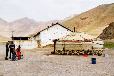 PAMIR, TAJIKISTAN - 24 Temmuz 2015: Tacik geleneksel yurdu, Pamir dağları, Tacikistan. Pamir karayolu ünlü bir ipek yolunun bir parçasıdır..