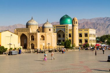 KHUJAND, TAJIKISTAN - 4 Ağustos 2015 'te Tacikistan' ın başkenti Khujand 'daki merkez Masjidi Jami Camii' nin önündeki meydan. Khujand Büyük İskender tarafından engellendi..