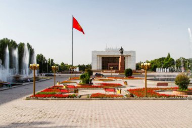 BISHKEK, KYRGYZSTAN - 18 Temmuz 2015: Ala-Too Square. Bishkek, Kırgız Cumhuriyeti 'nin başkenti ve en büyük şehridir. Nüfus - 900.000 kişi.