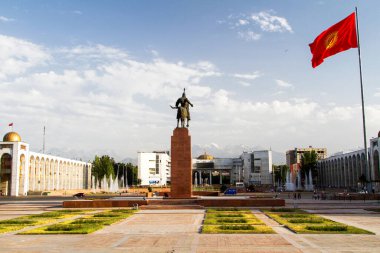BISHKEK, KYRGYZSTAN - 18 Temmuz 2015: Ala-Too Square. Bishkek, Kırgız Cumhuriyeti 'nin başkenti ve en büyük şehridir. Nüfus - 900.000 kişi.