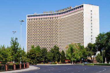 TASHKENT, UZBEKISTAN - 5 Ağustos 2015 'te Amir Temur Meydanı' ndaki Taşkent Özbekistan Oteli.