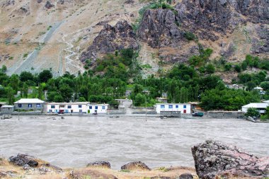 Wakhan Coridor. Marco Polo ipek yolunda Pamir otoyolunun yanında Panj Nehri (Amu Darya) tarafından bölündü. Gorno Badakhsan ili, Tacikistan, Orta Asya. Afgan tarafına bak