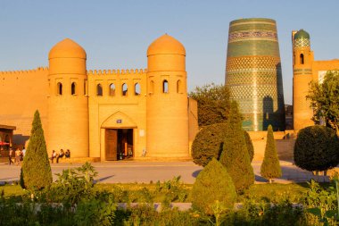 Batı kapısı (Ata Darvoza) antik Itchan Kala kasabasına. Khiva, Özbekistan, Orta Asya.