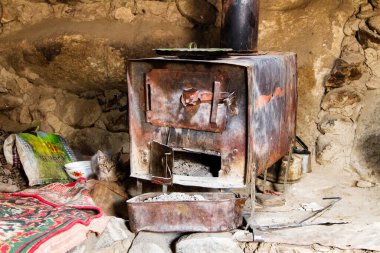 PAMIR, TAJIKISTAN - 24 HAZİRAN 2015: Tacik Pamir dağlarındaki çoban kulübesinin içi, Tacikistan, Orta Asya