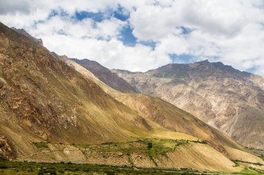 Wakhan Coridor. Marco Polo ipek yolunda Pamir otoyolunun yanında Panj Nehri (Amu Darya) tarafından bölündü. Gorno Badakhsan ili, Tacikistan, Orta Asya