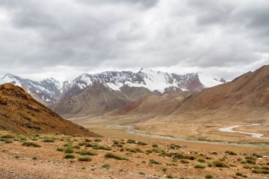 Pamir otoyolu. Marco Polo ipek yolu. Gorno Badakhsan ili, Tacikistan. Orta Asya Pamir Anayolu Kırgızistan 'dan Murghab' a Wakhan Vadisi 'nden Khorog' a oradan da Dushanbe 'ye gider..