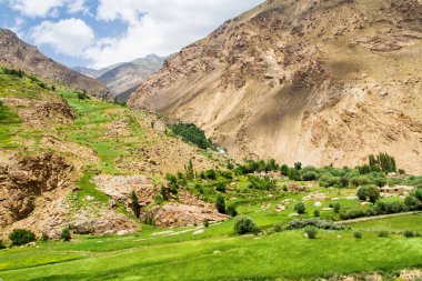 Wakhan Coridor. Marco Polo ipek yolunda Pamir otoyolunun yanında Panj Nehri (Amu Darya) tarafından bölündü. Gorno Badakhsan ili, Tacikistan, Orta Asya