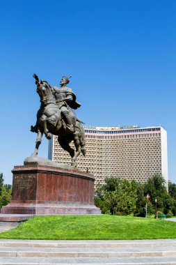 Amir Temur 'un (Timur) at üstünde Taşkent' teki heykeli - Amir Timur Maydani - Özbekistan 'ın tarih kahramanı. Arka planda Dom Forum ve Özbekistan Oteli