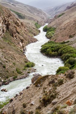Panj Nehri (Amu Darya), Panj Nehri (Amu Darya) yakınlarındaki Wakhan Coridor 'da Pamir karayolunun yanında yer alır. Marco Polo ipek yolu. Gorno Badakhsan ili, Tacikistan, Orta Asya