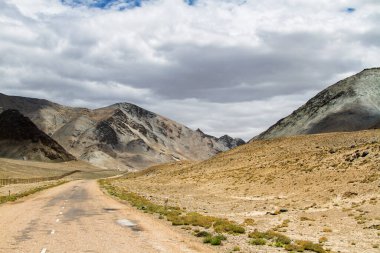 Pamir otoyolu. Marco Polo ipek yolu. Gorno Badakhsan ili, Tacikistan. Orta Asya Pamir Anayolu Kırgızistan 'dan Murghab' a Wakhan Vadisi 'nden Khorog' a oradan da Dushanbe 'ye gider..
