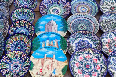 Özbekistan, Orta Asya 'da geleneksel Özbek Tabakları ve yemekleri. İpek Yolu kırsalında. Geleneksel Özbekistan süslemeli tabaklar. Buhara, Khiva, Semerkant gibi turistik yerlerde yaygın olarak satılıyor.