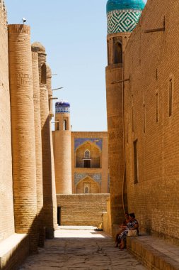 KHIVA, UZBEKISTAN - 14 Ağustos 2015: Itchan Kala, İpek Yolu, Özbekistan, Khiva, Orta Asya