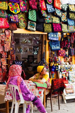 BÜKHARA, UZBEKISTAN - 10 Ağustos 2015 'te Buhara, Özbekistan' daki Özbek pazarında deve torbaları.