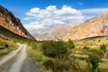 Fan Dağları 'ndaki tepe ve dağ manzarası. Pamir. Tacikistan. Orta Asya. İskander Kul Yolu.