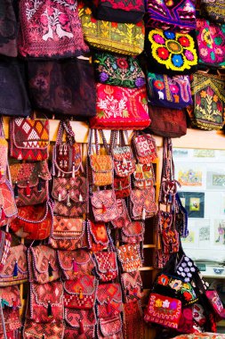 BÜKHARA, UZBEKISTAN - 16 Ağustos 2015: Buhara, Özbekistan, Orta Asya 'daki Özbek pazarında deve torbaları