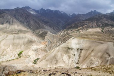 Pamir otoyolu. Marco Polo ipek yolu. Gorno Badakhsan ili, Tacikistan. Orta Asya Pamir Anayolu Kırgızistan 'dan Murghab' a Wakhan Vadisi 'nden Khorog' a oradan da Dushanbe 'ye gider..