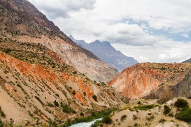 Fan Dağları 'ndaki tepe manzarası. Pamir. Tacikistan. Orta Asya.