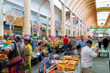 KHUJAND, TAJIKISTAN - 1 AĞUSTOS 2015: İnsanlar pazarda geziniyor. Tacikistan 'daki pazarlar hâlâ alışveriş yapmak için çok popüler yerler..