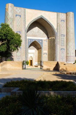 Semerkant, Özbekistan, Orta Asya 'daki Bibi Khanym camii manzarası. Bu cami İpek Yolu 'ndaki en iyi korunmuş ve eski camilerden biridir. Turistler arasında çok popüler ve İpek Yolu 'nda yatıyor..