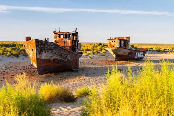 Moynaq, Muynak ya da Moynoq - Aral denizi ya da Aral gölü - Özbekistan, Orta Asya çevresindeki bir çölde bulunan bir gemi mezarlığındaki rostat tekneleri.