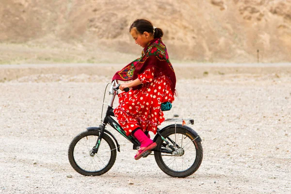 Pamir Tajikistan Julho Menina Andando Bicicleta Nas Montanhas Pamir Julho — Fotografia de Stock