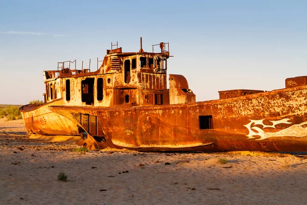 在Moynaq Muynak或Moynoq Aral海或Aral湖周围沙漠上的船坞上的农村船 乌兹别克斯坦 — 图库照片