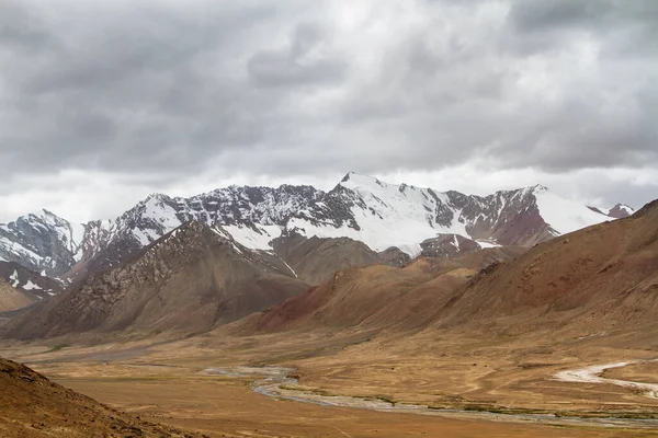 パミール ハイウェイ マルコ ポーロ絹の道 タジキスタンのゴルノ バダフサン州 中央アジアパミール高速道路は キルギスタンからワカン渓谷を経由してムルガブに向かい ホログ アフガニスタン国境 — ストック写真