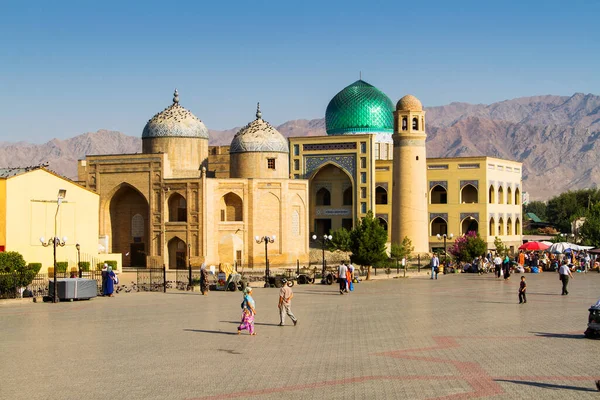 KHUJAND, TAJIKISTAN - 4 Ağustos 2015 'te Tacikistan' ın başkenti Khujand 'daki merkez Masjidi Jami Camii' nin önündeki meydan. Khujand Büyük İskender tarafından engellendi..