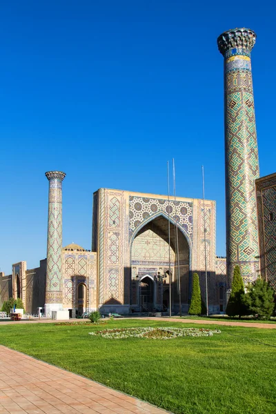 Ulgh Beg Madrasah Registan Square Samarkand ウズベキスタン 中央アジア サマルカンドは古代シルクロードの都市の一つである — ストック写真