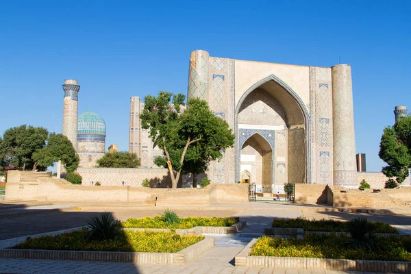 位于中亚 乌兹别克斯坦撒马尔罕的Bibi Khanym清真寺 这座清真寺是丝绸之路上保存最完好 最古老的清真寺之一 在游客中很受欢迎 躺在丝绸之路上 — 图库照片