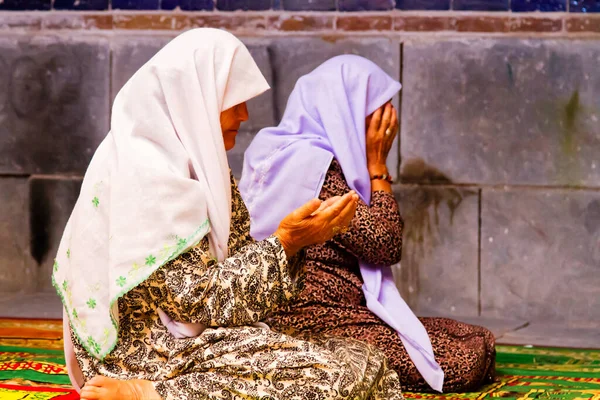 Samarkand Uzbekistan Perempuan Berdoa Sebuah Mauzoleum Salah Satu Dari Banyak — Stok Foto