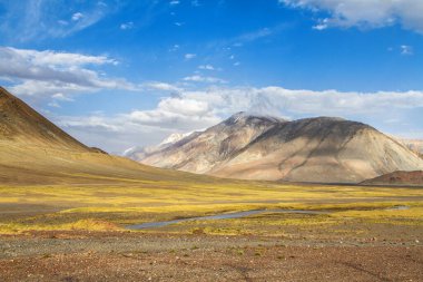 Pamir otoyolu. Marco Polo ipek yolu. Gorno Badakhsan ili, Tacikistan. Orta Asya Pamir Anayolu Kırgızistan 'dan Murghab' a Wakhan Vadisi 'nden Khorog' a oradan da Dushanbe 'ye gider..