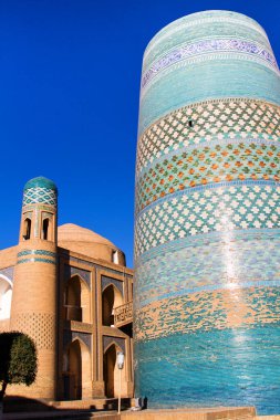 Özbekistan, Khiva Kalesi. UNESCO Dünya Mirası 'nın bir parçası ve Orta Asya' da antik bir ipek yolu üzerindeki bir şehir.