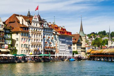 İsviçre, Lucerne 'deki Chapel Köprüsü ve nehir fron