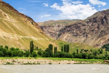 Panj nehrinin (Amu Darya) yanındaki Wakhan Coridor 'da Pamir otoyolu. Marco Polo ipek yolu. Gorno Badakhsan ili, Tacikistan, Orta Asya
