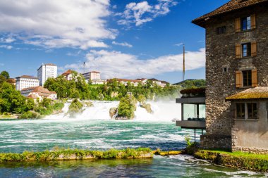 İsviçre, Schaffhausen 'deki Rhine Şelalesi. Ren Şelalesi Avrupa 'nın en büyük şelalesidir..