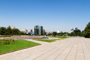 TASHKENT, UZBEKISTAN - 12 Ağustos 2015: Özbek başkentinin havadan görünüşü - Taşkent, Özbekistan. Navoi Meydanı