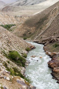 Panj Nehri (Amu Darya), Panj Nehri (Amu Darya) yakınlarındaki Wakhan Coridor 'da Pamir karayolunun yanında yer alır. Marco Polo ipek yolu. Gorno Badakhsan ili, Tacikistan, Orta Asya
