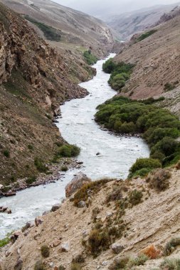 Panj Nehri (Amu Darya), Panj Nehri (Amu Darya) yakınlarındaki Wakhan Coridor 'da Pamir karayolunun yanında yer alır. Marco Polo ipek yolu. Gorno Badakhsan ili, Tacikistan, Orta Asya