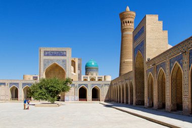 Kalyan Camii 'nin avlusu, ana kapı önündeki Şeyh mezarı, Buhara, Özbekistan, Orta Asya' da bulunan parlak mavi kiremitlerle süslenmiş.