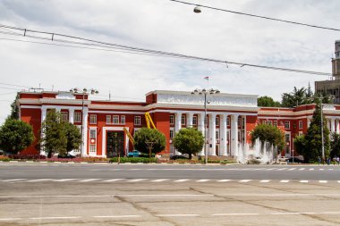 DUSHANBE, TAJIKISTAN - 25 Temmuz 2015: Tacikistan Yüksek Meclisi Binası. Tacikistan Cumhuriyeti hükümetinin en yüksek yasama ve temsilci organı, parlamento.