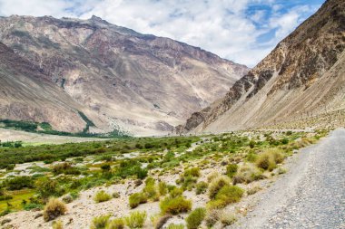 Wakhan Coridor. Marco Polo ipek yolunda Pamir otoyolunun yanında Panj Nehri (Amu Darya) tarafından bölündü. Gorno Badakhsan ili, Tacikistan, Orta Asya