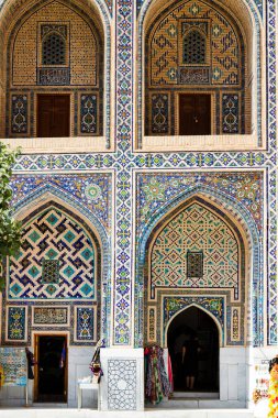 Renkli fayans süsleri Özbekistan 'ın camileri ve medreseleri için geleneksel, Tilya Kori Madrasah' ın avlusundaki gibi, Orta Asya 'daki İpek Yolu' ndaki Semerkand