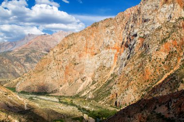 Fan Dağları 'ndaki tepe ve dağ manzarası. Pamir. Tacikistan. Orta Asya. İskander Kul Yolu.