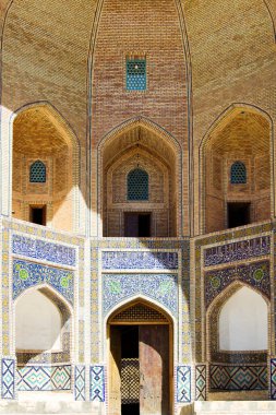Mir-i Arap Madrassah, Po-i-Kalan mimari kompleksinin bir parçasıdır ve Özbekistan 'ın Buhara kentinin önemli simgesidir..
