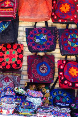 Buhara, Özbekistan, Orta Asya 'daki Özbek pazarında deve torbaları