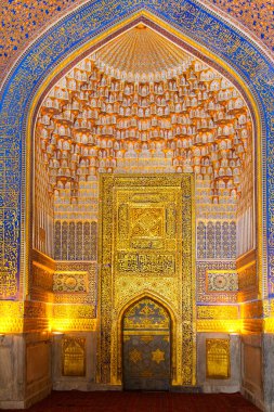 SAMARKAND, UZBEKISTAN - 10 Ağustos 2015 tarihinde Tilya Kori Madrasah 'ın Semerkant, Özbekistan, Orta Asya' daki camii. Semerkand, İpek Yolu 'ndaki şehirlerden biridir..