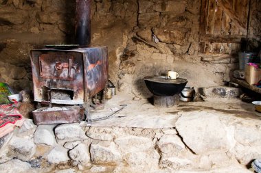 PAMIR, TAJIKISTAN - 24 HAZİRAN 2015: Tacik Pamir dağlarındaki çoban kulübesinin içi, Tacikistan, Orta Asya