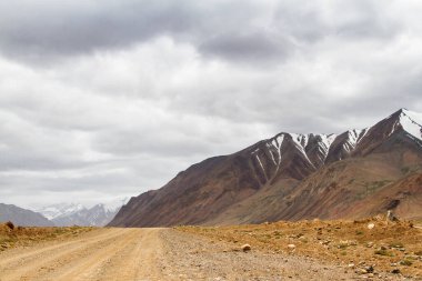 Pamir otoyolu. Marco Polo ipek yolu. Gorno Badakhsan ili, Tacikistan. Orta Asya Pamir Anayolu Kırgızistan 'dan Murghab' a Wakhan Vadisi 'nden Khorog' a oradan da Dushanbe 'ye gider..