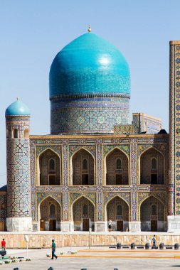 SAMARKAND, UZBEKISTAN - 10 Ağustos 2015 tarihinde Tilya-Kori Madrasah, Registan, Semerkant, Orta Asya. Semerkand antik İpek Yolu üzerindeki şehirlerden biridir..